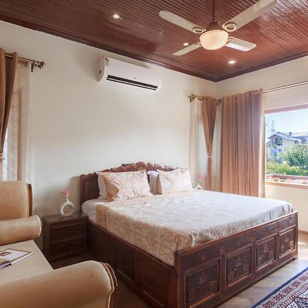 Stayvista At Pinewood Villa - Pet Friendly Villa With Lawn & Pool Table Srīnagar Exteriér fotografie