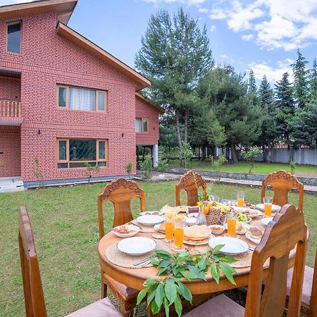 Stayvista At Pinewood Villa - Pet Friendly Villa With Lawn & Pool Table Srīnagar Exteriér fotografie