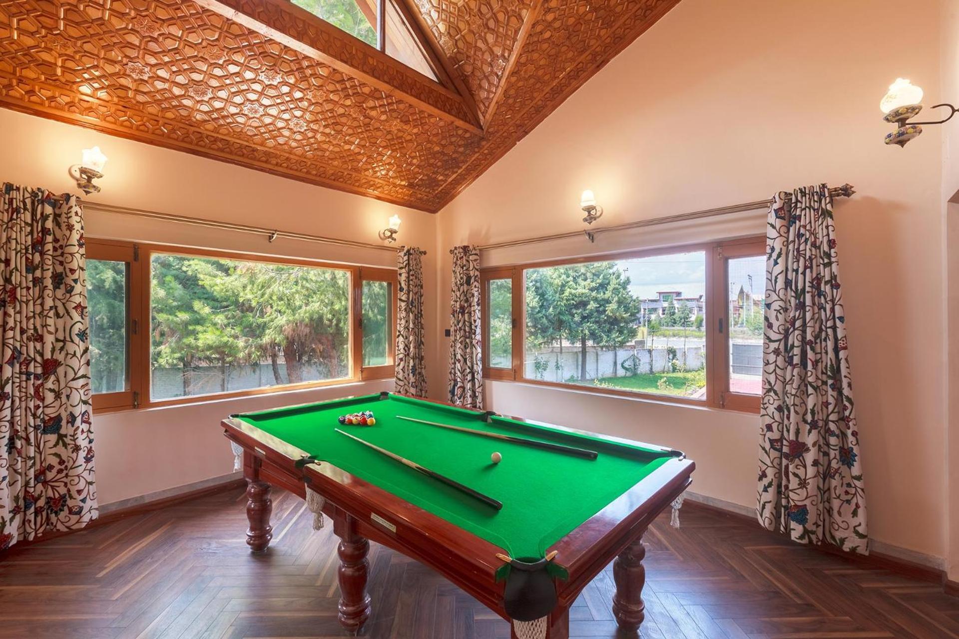 Stayvista At Pinewood Villa - Pet Friendly Villa With Lawn & Pool Table Srīnagar Exteriér fotografie