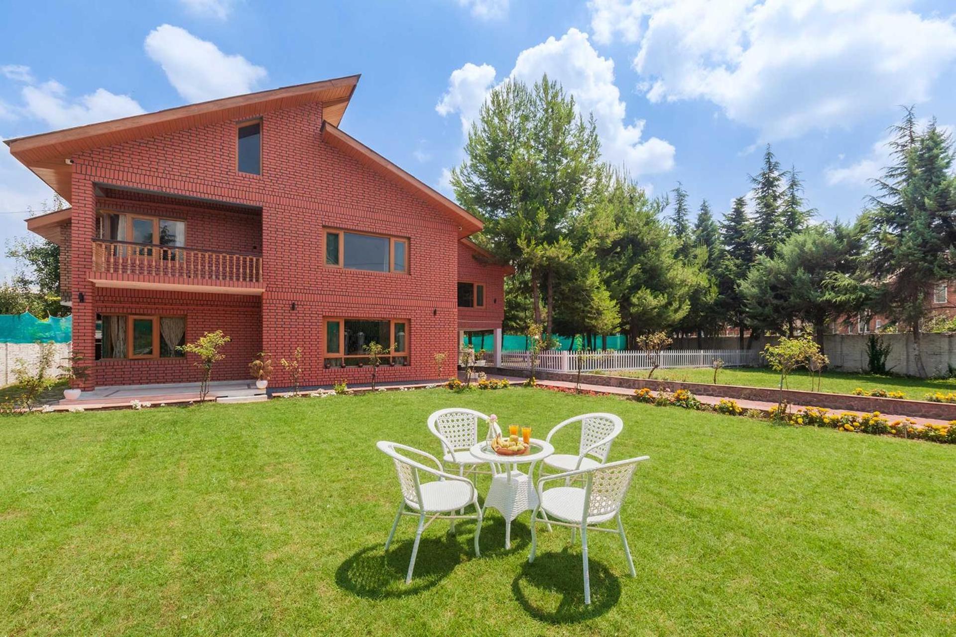 Stayvista At Pinewood Villa - Pet Friendly Villa With Lawn & Pool Table Srīnagar Exteriér fotografie