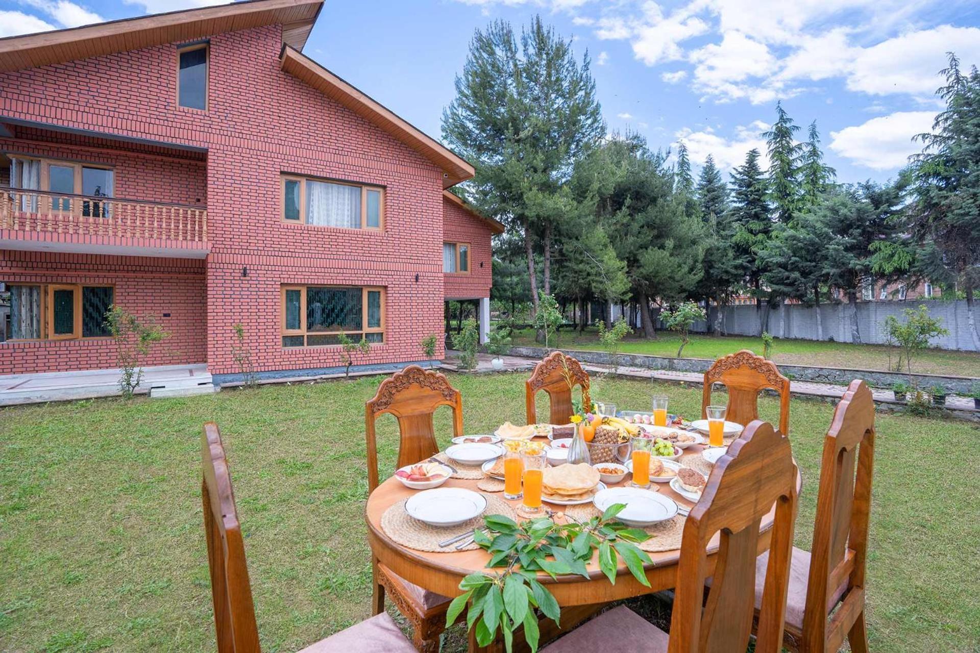 Stayvista At Pinewood Villa - Pet Friendly Villa With Lawn & Pool Table Srīnagar Exteriér fotografie
